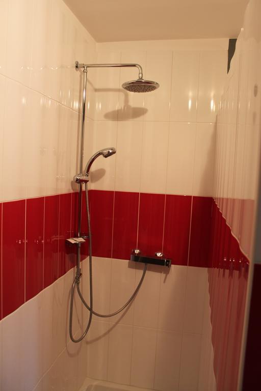 D'hotes L'aubaine Avec Jacuzzi Bed & Breakfast
